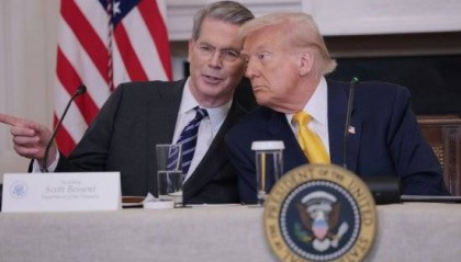 外盘头条：白宫辟谣贝森特接替鲍威尔当美联储主席 特朗普与加州州长冲突升级 美国预计2026年原油产量将下滑