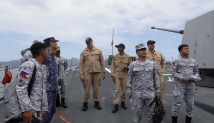 炮灰待遇？菲律宾十余艘船只发起挑战随即就被中方击溃，好盟友美日军舰却坐视不理！