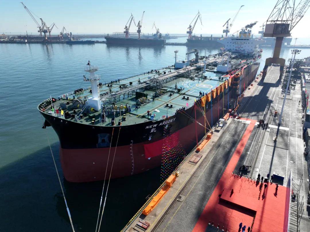 大连造船11.5万吨原油船“凱舟”轮交付