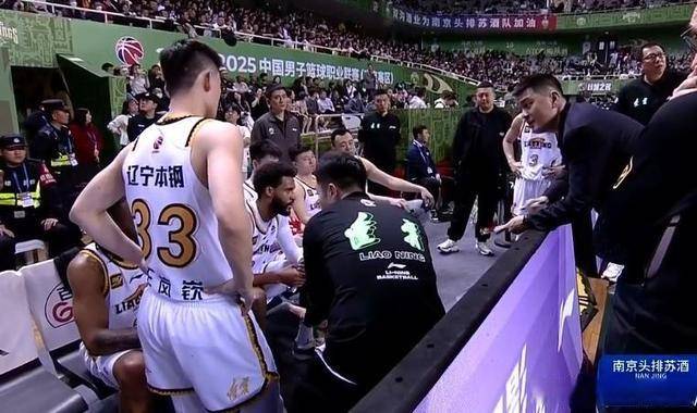大冷门！辽宁不敌同曦，单节三分7中0，杨鸣被球迷喊下课