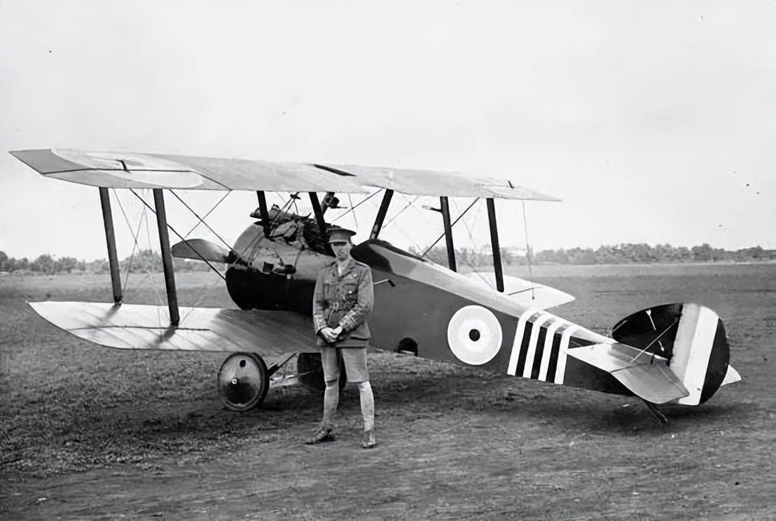 央视曝光！歼-35A改用内置登机梯，和F-35的一模一样？