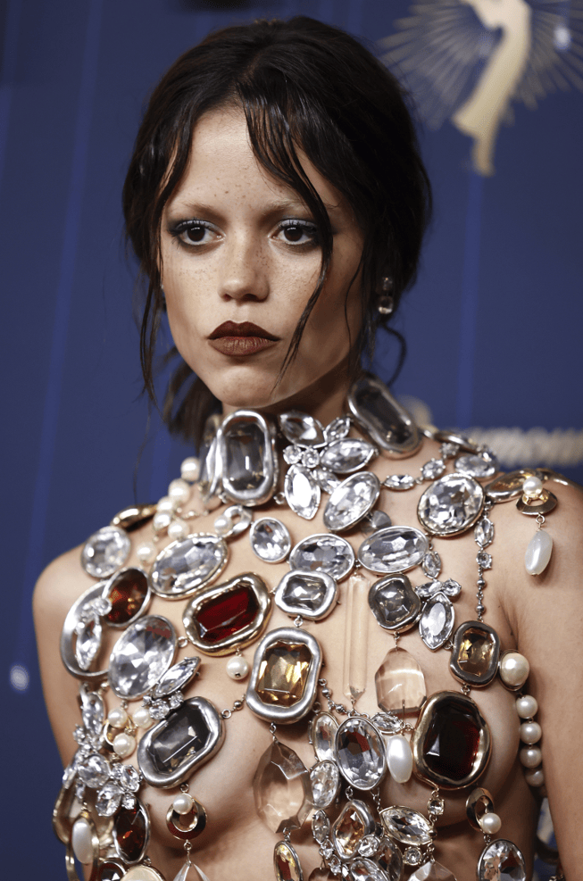 女星走红毯身上只穿珠宝？这届艾美奖的主题果然是大胆