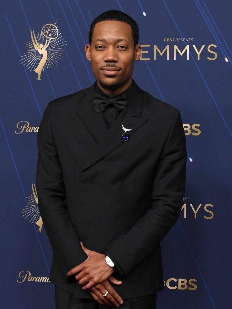 女星走红毯身上只穿珠宝？这届艾美奖的主题果然是大胆